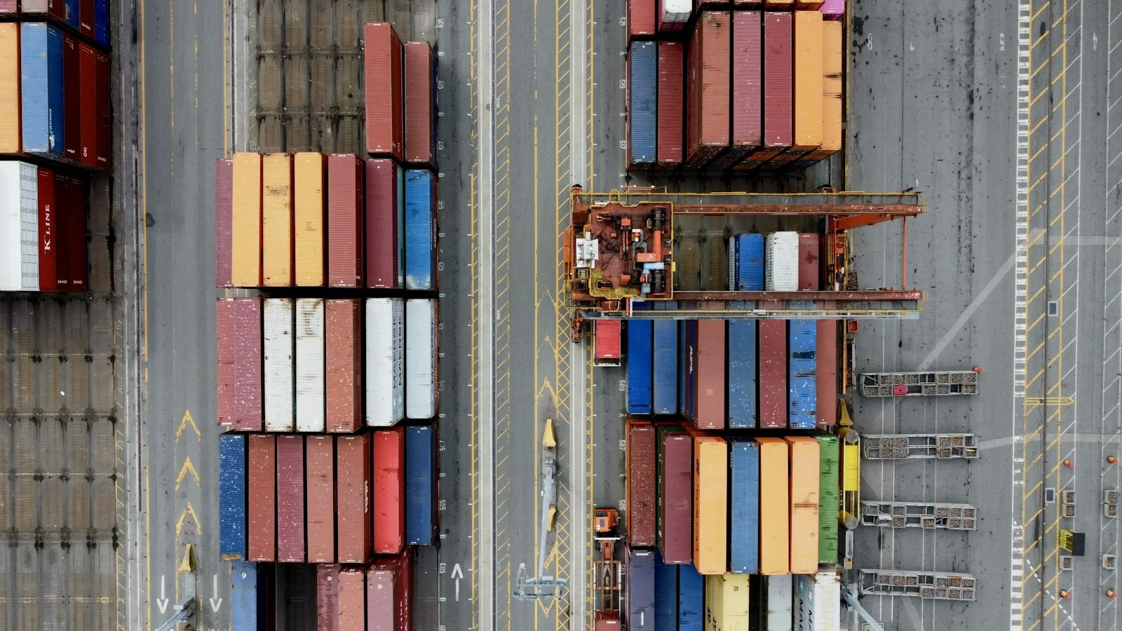 Conteneurs au port de Vancouver — photo d’illustration, sans lien établi avec Global Eshipping